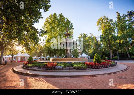 Splendida fontana con fiori e lussureggianti alberi verdi, Los Fuentes de Granada, Granada, Andalusia, Spagna, Europa Foto Stock