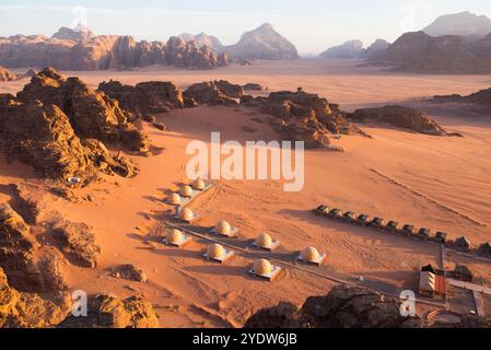 Campo delle tende da bolla a Wadi Rum, patrimonio dell'umanità dell'UNESCO, Giordania, Medio Oriente Foto Stock