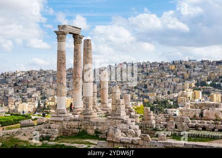 Il Tempio di Ercole all'interno della Cittadella di Amman (Jabal al-Qal'a), sito storico situato sulla cima di una collina nel cuore di Amman, in Giordania Foto Stock