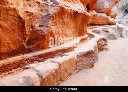 Acquedotto in al-Siq (stretta gola) che è l'ingresso principale dell'antica città di Petra, patrimonio dell'umanità dell'UNESCO, Giordania, Medio Oriente Foto Stock