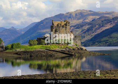 Pittoresco castello di Eilean Donan del XIII secolo su un'isola di marea vicino al Kyle di Loch Alsh, Eilean Donan, Dornie, Kyle di Loch Alsh, Scozia Foto Stock