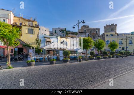 Vista di caffè e bar su via Marina, Forio, Isola d'Ischia, Campania, Italia, Europa Foto Stock