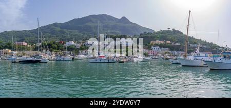 Veduta di barche e città marina a Casamicciola Terme, Isola d'Ischia, Campania, Italia, Europa Foto Stock