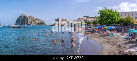 Vista sulla spiaggia di Miramare e Castello e sul Castello Aragonese sullo sfondo, porto di Ischia, isola di Ischia, Campania, Italia, Europa Foto Stock