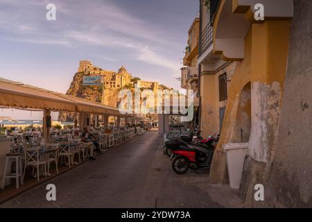 Vista dei ristoranti e del Castello Aragonese al tramonto, Porto di Ischia, Isola di Ischia, Campania, Italia, Europa Foto Stock