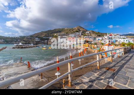 Vista della spiaggia e di Sant'Angelo da Porto di Sant'Angelo, Sant'Angelo, Isola d'Ischia, Campania, Italia, Europa Foto Stock