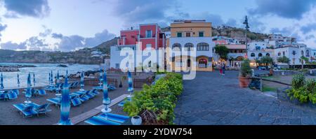 Vista di Sant'Angelo dal Porto di Sant'Angelo al crepuscolo, Sant'Angelo, Isola d'Ischia, Campania, Italia, Europa Foto Stock