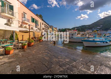 Vista delle barche e dei ristoranti a Porto d'Ischia, Isola d'Ischia, Campania, Italia, Europa Foto Stock