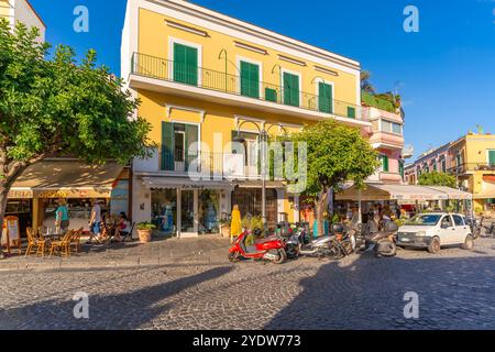 Vista di caffè e negozi a Porto d'Ischia (Porto d'Ischia), Isola d'Ischia, Campania, Italia, Europa Foto Stock