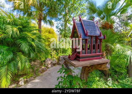 Vista della sala Thai Spirit House nella flora tropicale dell'Orto Botanico Giardini la Mortella, Forio, Isola d'Ischia, Campania, Italia, Europa Foto Stock