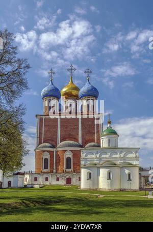 Vista del Cremlino di Ryazan con la Cattedrale dell'assunzione, Russia, Europa Foto Stock