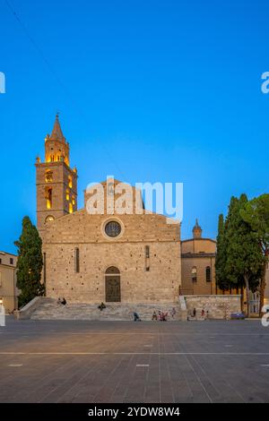 Facciata di Piazza Martiri della Liberta, Cattedrale di Santa Maria Assunta, Teramo, Abruzzo, Italia, Europa Foto Stock