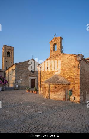 Oratorio di San Rocco e Chiesa di Santa Maria a Mare, Piazza Amedeo Lattanzi, Torre di Palme, fermo, Ascoli Piceno, Marche, Italia, Europa Foto Stock