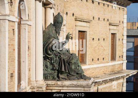 Accursio Baldi noto come Sansovino, statua di Sisto V, 1588, Palazzo dei primi, fermo, Ascoli Piceno, Marche, Italia, Europa Foto Stock