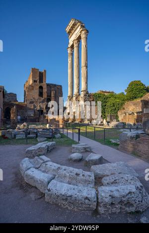 Tempio dei Dioscuri, fori Imperiali, sito patrimonio dell'umanità dell'UNESCO, Roma, Lazio, Italia, Europa Foto Stock