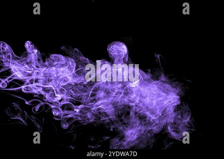 Flusso di fumo viola astratto su sfondo nero. Spettacolari nuvole di fumo viola Foto Stock