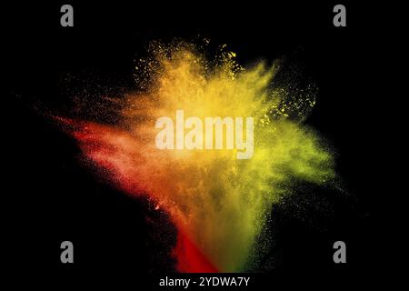 Esplosione astratta in polvere gialla/arancione su sfondo bianco. Bloccare il movimento delle particelle di polvere gialle arancioni Foto Stock