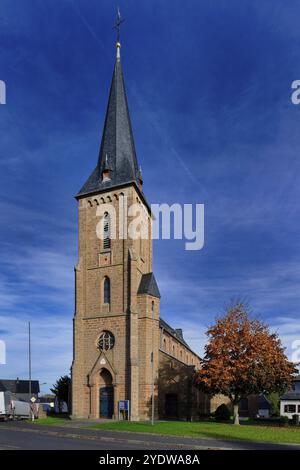 La chiesa parrocchiale cattolica di Sant'Agnese Bleibuir nell'Eifel settentrionale in una giornata di sole autunno nel 2022 Foto Stock