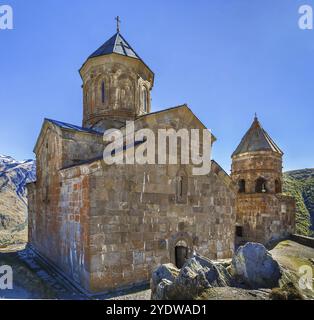 La chiesa della Trinità di Gergeti fu costruita nel XIV secolo ad un'altitudine di 2170 metri, sotto il Monte Kazbegi, Georgia, Asia Foto Stock