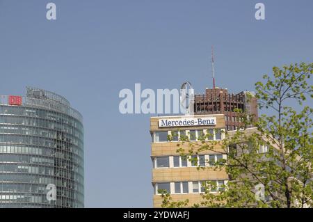 Edificio moderno con logo Mercedes-Benz davanti a un cielo blu, Berlino, Germania, Europa Foto Stock