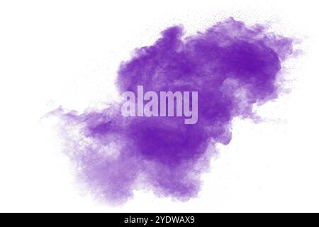 Esplosione di particelle viola su sfondo bianco. Bloccare il movimento della polvere viola sullo sfondo Foto Stock