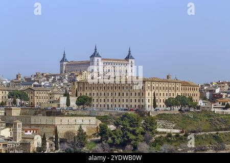 L'Alcazar di Toledo è una fortificazione in pietra situata nella parte più alta di Toledo, Spagna, Europa Foto Stock