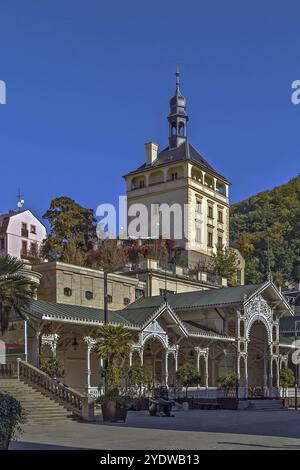 Mercato colonnato e Torre del Castello nel centro storico di Karlovy Vary, repubblica Ceca Foto Stock