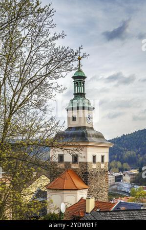 La torre nera faceva parte del castello inferiore di Loket, Repubblica Ceca Foto Stock