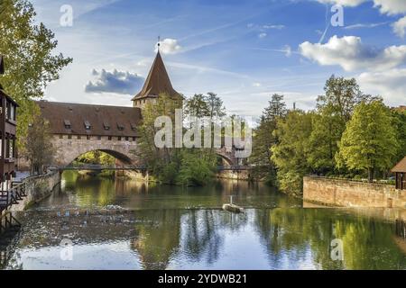 Ponte pedonale a catena (Kettensteg) e le mura medievali della città dietro di esso, Norimberga, Germania, Europa Foto Stock