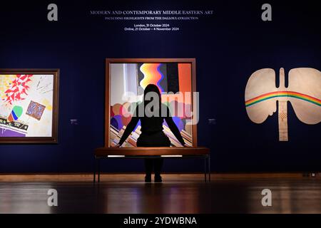 Christie's, Londra, Regno Unito. 28 ottobre 2024. Anteprima dell'arte mediorientale moderna e contemporanea, tra cui Marhala Part 2 (punti salienti della Dalloul Art Collection), con l'asta dal vivo che si terrà il 31 ottobre I punti salienti includono: Marhala parte 2. (Center) Mohamed Melehi (B. 1936, Asilah), senza titolo, stima £ 50.000-70.000. Crediti: Malcolm Park/Alamy Live News Foto Stock