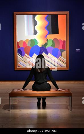 Christie's, Londra, Regno Unito. 28 ottobre 2024. Anteprima dell'arte mediorientale moderna e contemporanea, tra cui Marhala Part 2 (punti salienti della Dalloul Art Collection), con l'asta dal vivo che si terrà il 31 ottobre I punti salienti includono: Marhala parte 2. (Center) Mohamed Melehi (B. 1936, Asilah), senza titolo, stima £ 50.000-70.000. Crediti: Malcolm Park/Alamy Live News Foto Stock
