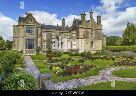 Muckross House si trova tra due dei laghi di Killarney nella contea di Kerry, Irlanda, Europa Foto Stock