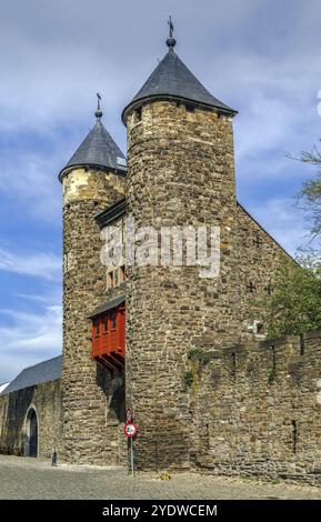 Helpoort, o Hell Gate, è la più antica porta della città del paese. Ha preso il suo nome a causa del fatto che i prigionieri erano tenuti nella sua torre, Maastricht, Net Foto Stock