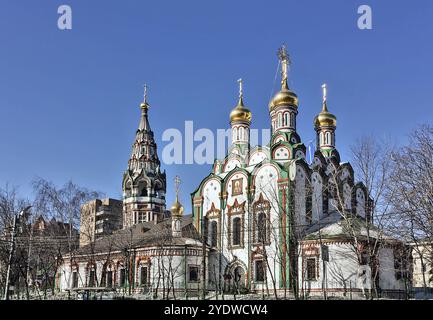 La Chiesa di San Nicola a Khamovniki è una chiesa parrocchiale della fine del XVII secolo di un ex tessitore sloboda nel distretto di Khamovniki di Mosca Foto Stock