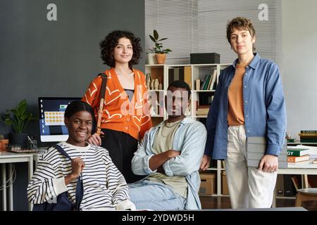 Gruppo di professionisti diversi che si occupano di ambiente Office Foto Stock