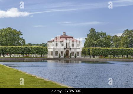 Marly Palace nel parco inferiore di Peterhof, Russia, Europa Foto Stock