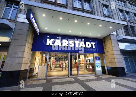 Ingresso alla Galeria Karstadt in Breite Strasse a Colonia Foto Stock