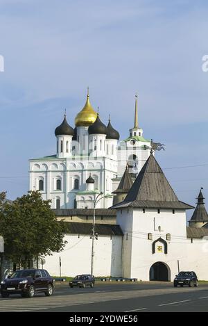 Il Krom o il Cremlino a Pskov, in Russia, con la Cattedrale della Trinità, in Europa Foto Stock