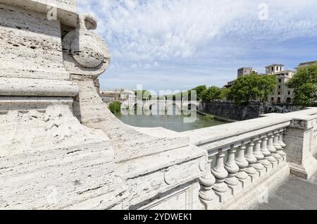 Vista sulla città di Roma: Vista dal Ponte Vittorio Emanuele II sul Tevere fino al Ponte Sant'Angelo Foto Stock