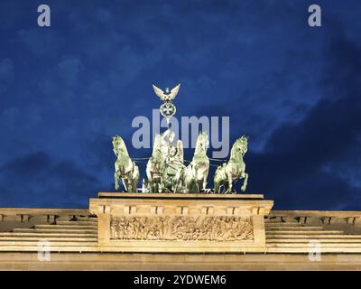 Primo piano della Quadriga sul Brandeburgo Tor di fronte a un cielo notturno buio, Berlino, Germania, Europa Foto Stock