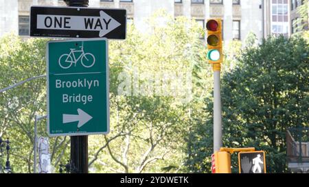 Segnaletica stradale per pista ciclabile, New York. Pista ciclabile del ponte di Brooklyn, percorso ciclabile nel centro di Manhattan. Cyclists Way, City Hall Park. Infrastrutture per attività sportive ricreative, Stati Uniti. Freccia a senso unico. Foto Stock