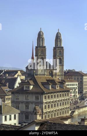 Il Grossmunster è una chiesa protestante in stile romanico a Zurigo, Svizzera. È una delle tre chiese principali della città Foto Stock