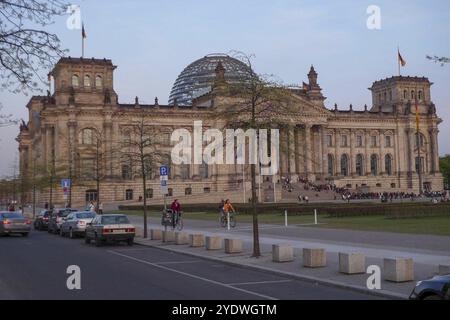 Edificio del Reichstag di sera con biciclette e persone in strada, Berlino, Germania, Europa Foto Stock