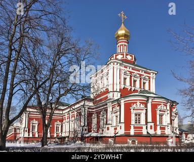 Chiesa dell'assunzione. Il convento di Novodevichy è probabilmente il chiostro più conosciuto di Mosca Foto Stock