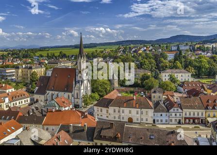 Vista della città di Melk con chiesa parrocchiale dall'abbazia, Austria, Europa Foto Stock