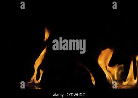 Fiamme su sfondo nero. Sfondo testurizzato fiammeggiante Foto Stock