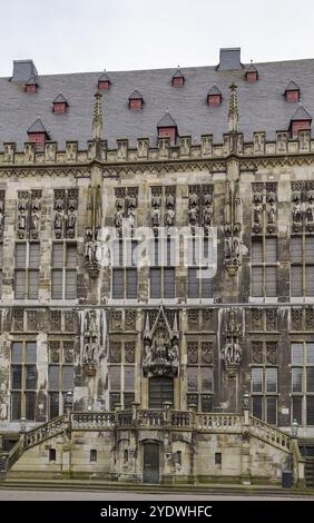 Il gotico Aachen Rathaus, o municipio di Aachen, si trova accanto alla cattedrale di Aachen ed è una delle strutture più suggestive dell'Altstadt di Aachen Foto Stock