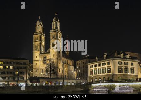 Sera. La Grossmunster è una chiesa protestante in stile romanico a Zurigo, in Svizzera. È una delle tre principali chiese della città Foto Stock