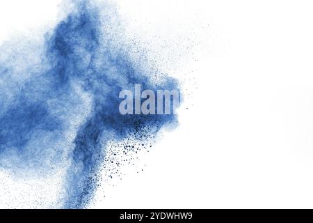 Esplosione di polvere blu astratta su sfondo bianco. Bloccare il movimento delle particelle blu che spruzzano. Dipinse Holi al festival Foto Stock