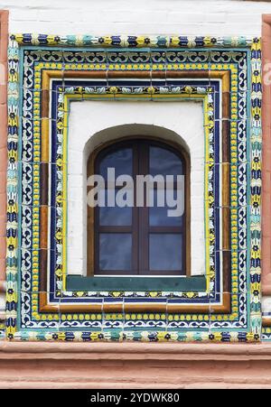 Il monastero di Valday Iversky è un monastero ortodosso russo fondato dal patriarca Nikon nel 1653. Finestra con cornice in ceramica Foto Stock